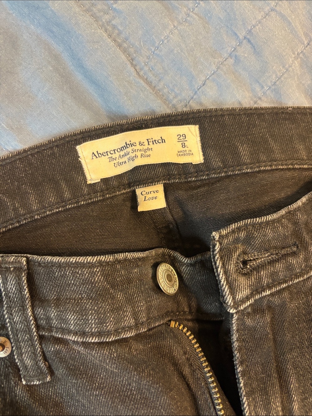 Abercrombie & Fitch women’s Black ankle Straight Ultra High Rise Jeans 8L